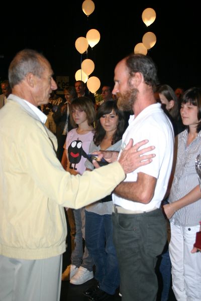 en l'absence de Flicio, c'est Jean Louis son papa qui reoit la mdaille