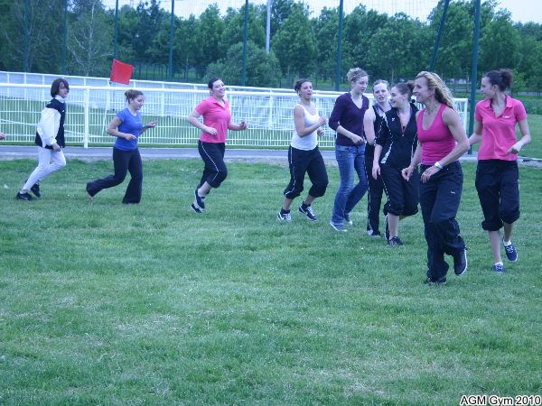 Evelyne anime en plein air : chenille dynamique