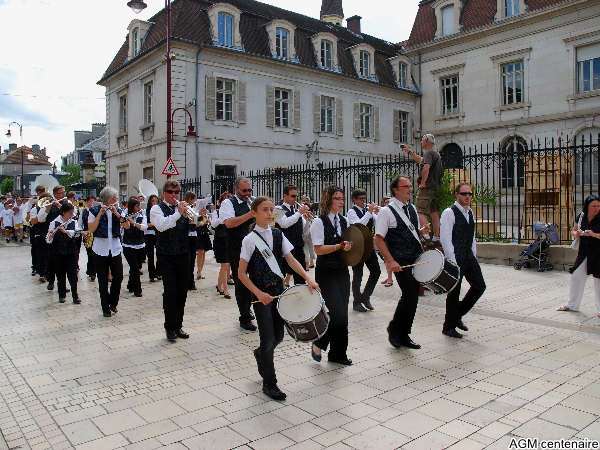 passage devant la Mairie