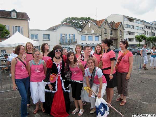 quand des sportives aident une copine  enterrer sa vie de jeune fille ...